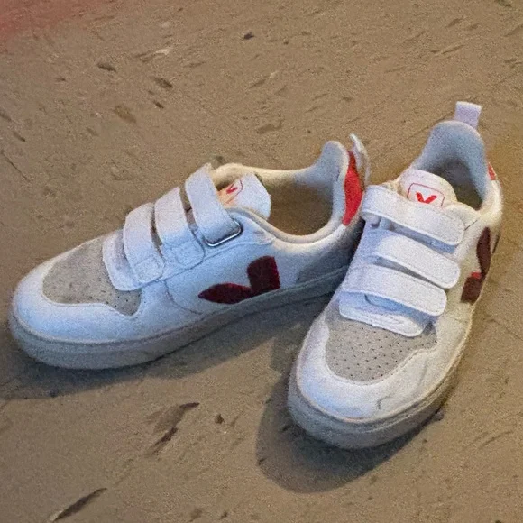 Boys red white tan veja